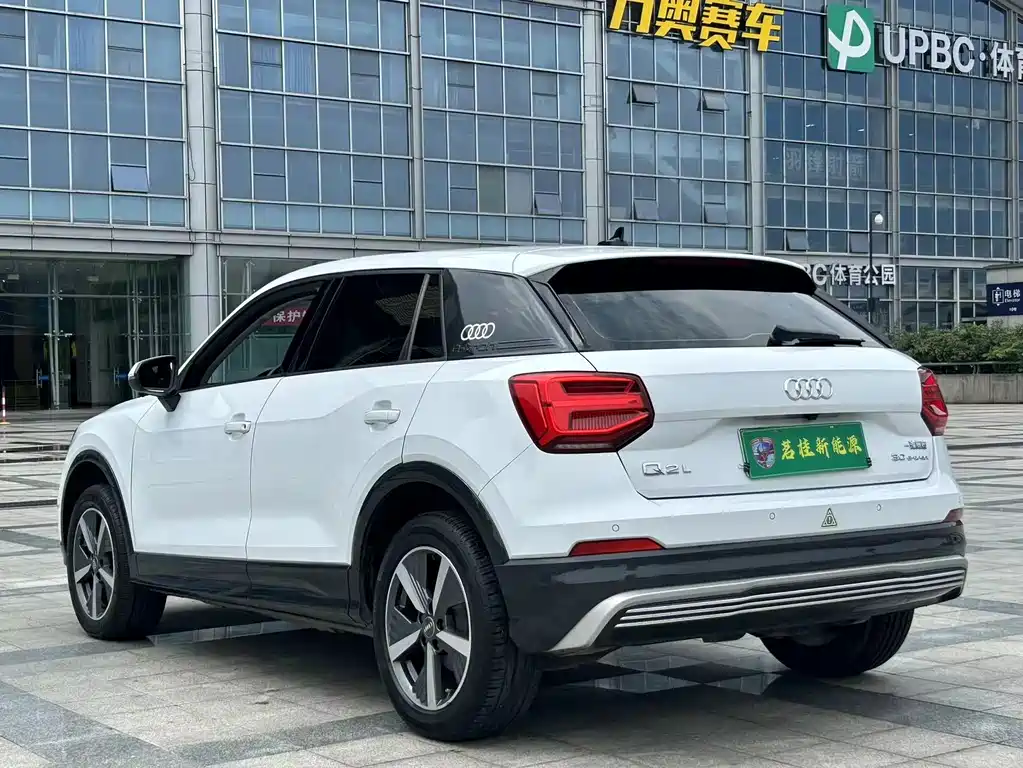 Audi Q2L e-tron 2021 — фото 19