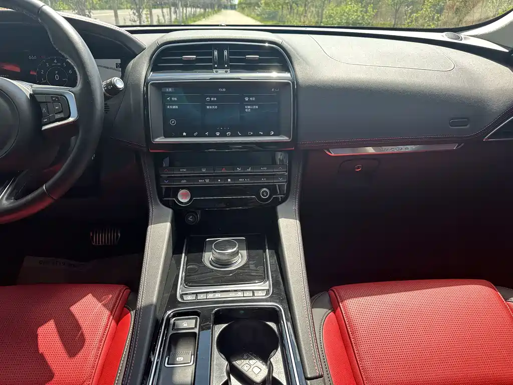 Jaguar F-PACE 2020 — фото 17