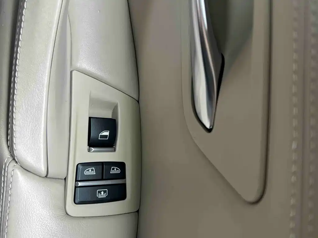 BMW 5 Series 2011 — фото 15