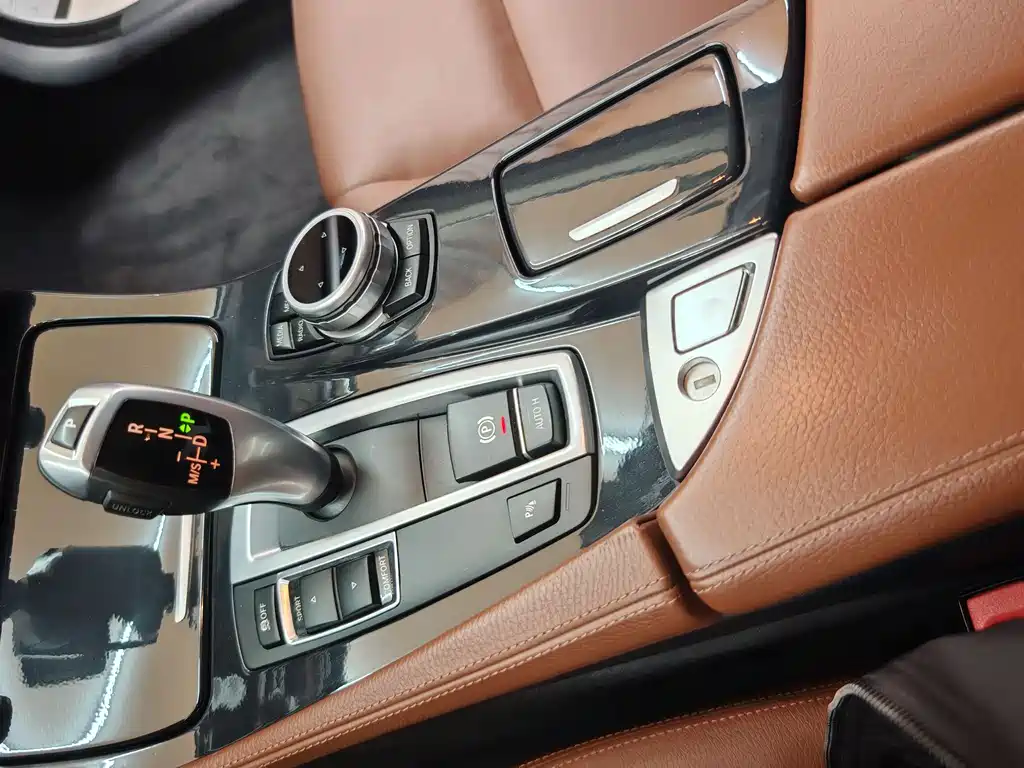 BMW 5 Series 2016 — фото 13