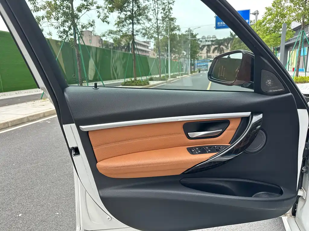 BMW 3 Series 2018 — фото 15
