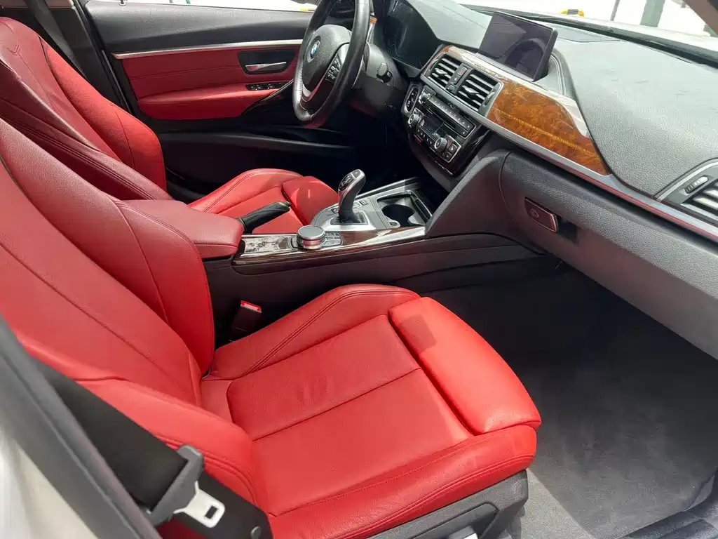 BMW 3 Series 2018 — фото 11