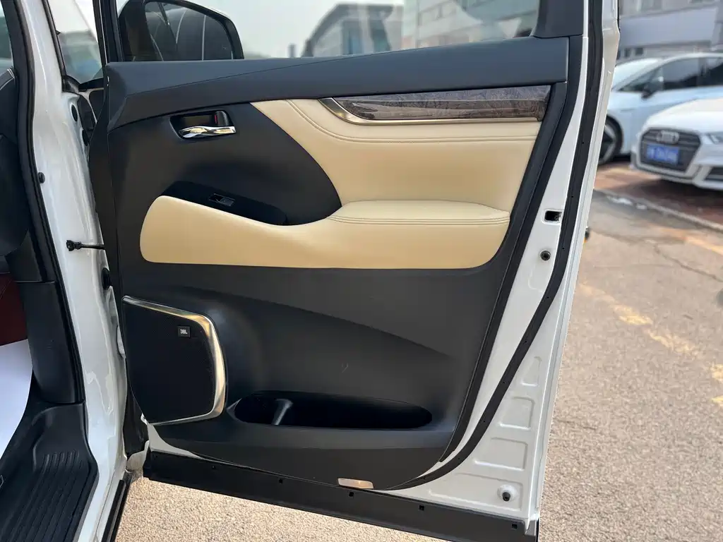 Toyota Alphard 2022 — фото 27