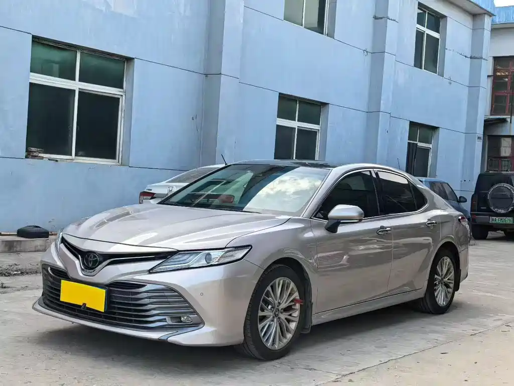 Toyota Camry 2019 — фото 1