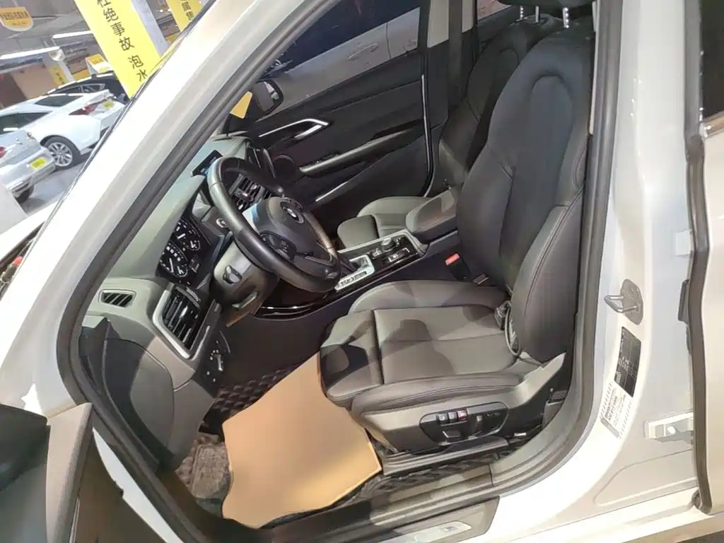 BMW 1 Series 2019 — фото 15