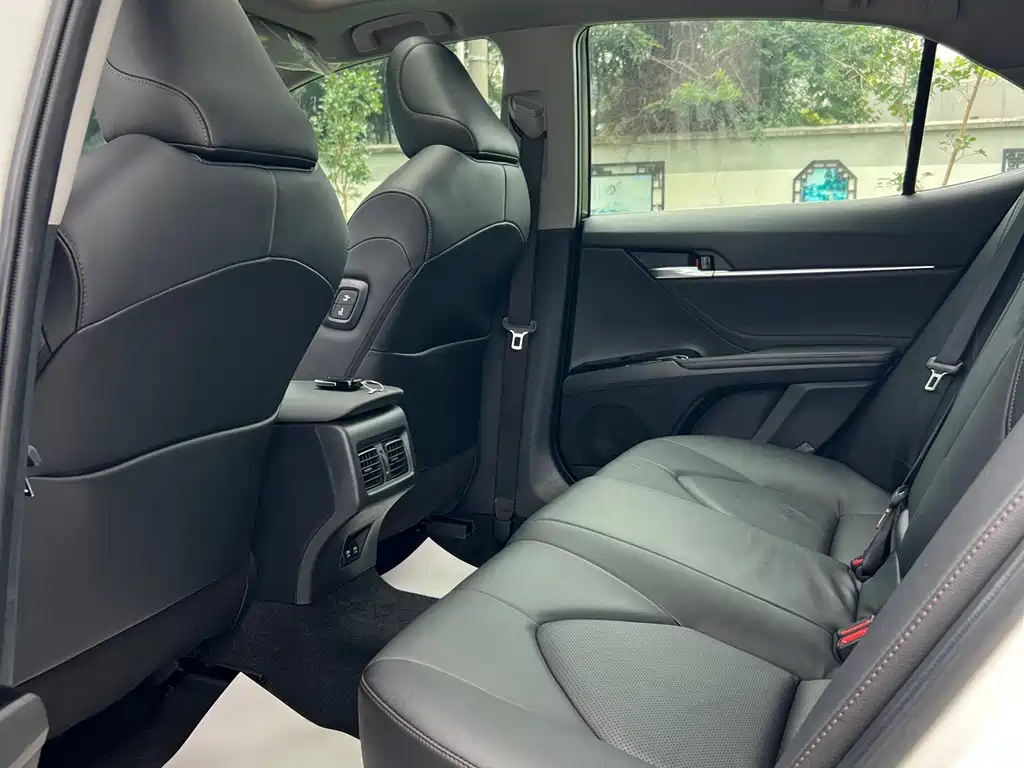 Toyota Camry 2019 — фото 12