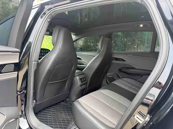 Hongqi EH7 2025