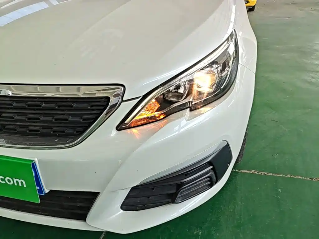 Peugeot 308 2018 — фото 24
