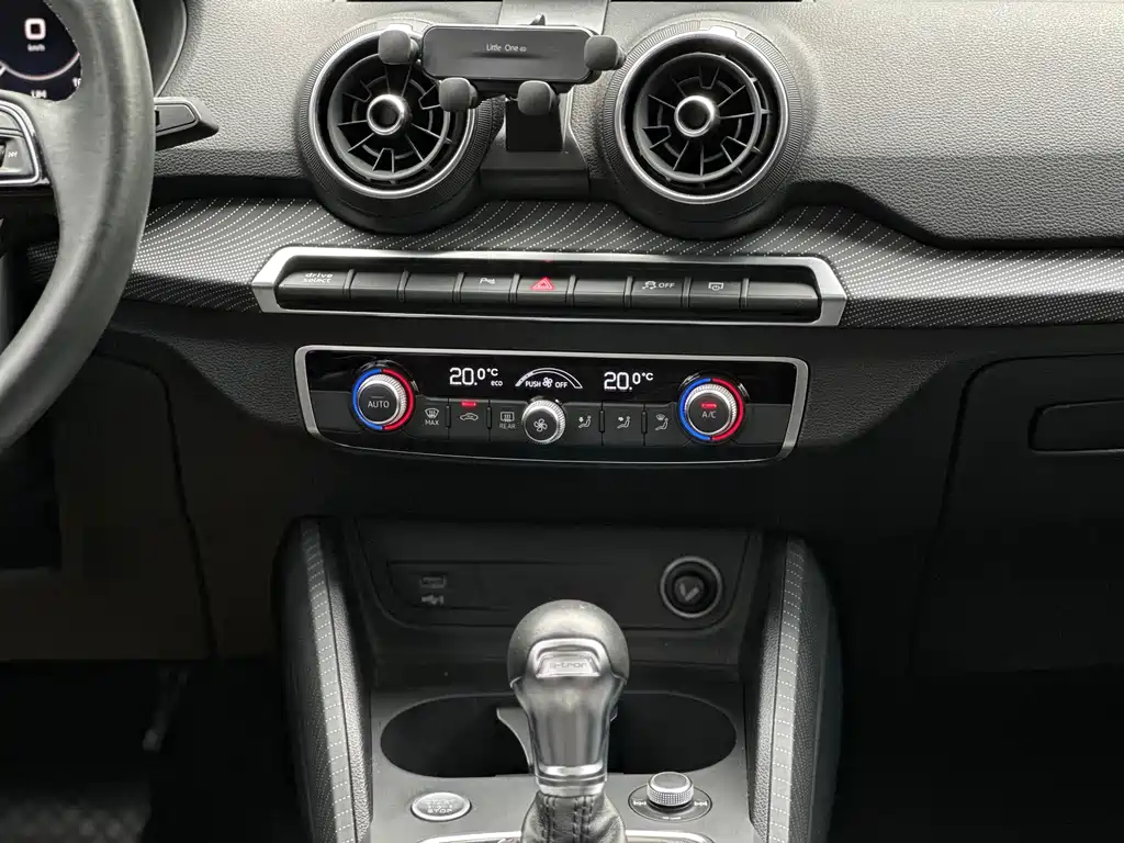 Audi Q2L E-Tron 2020 — фото 18