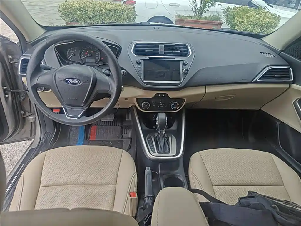 Ford Escort 2018 — фото 10