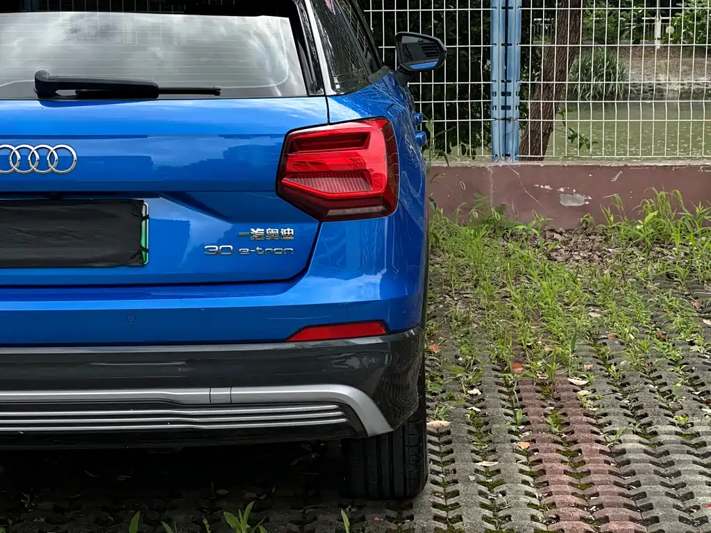 Audi Q2L E-Tron 2020 — фото 23