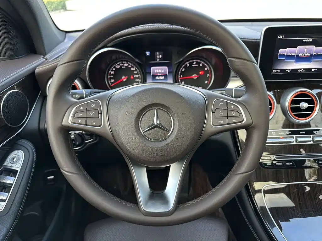 Mercedes-Benz GLC 2017 — фото 14