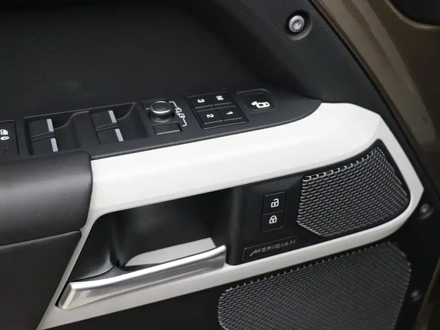 Land Rover Defender 2022 — фото 18