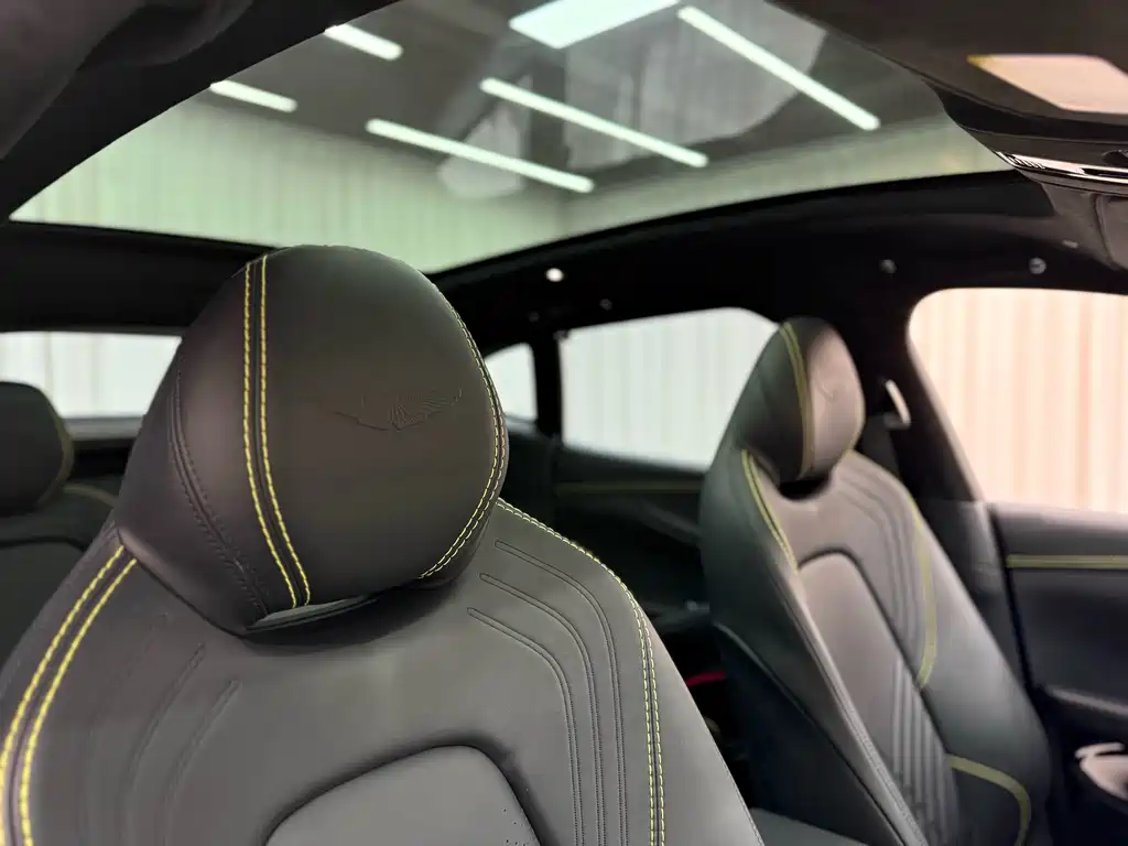 Aston Martin DBX 2023 — фото 18