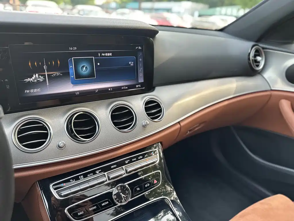 Mercedes-Benz E-Class 2018 — фото 20
