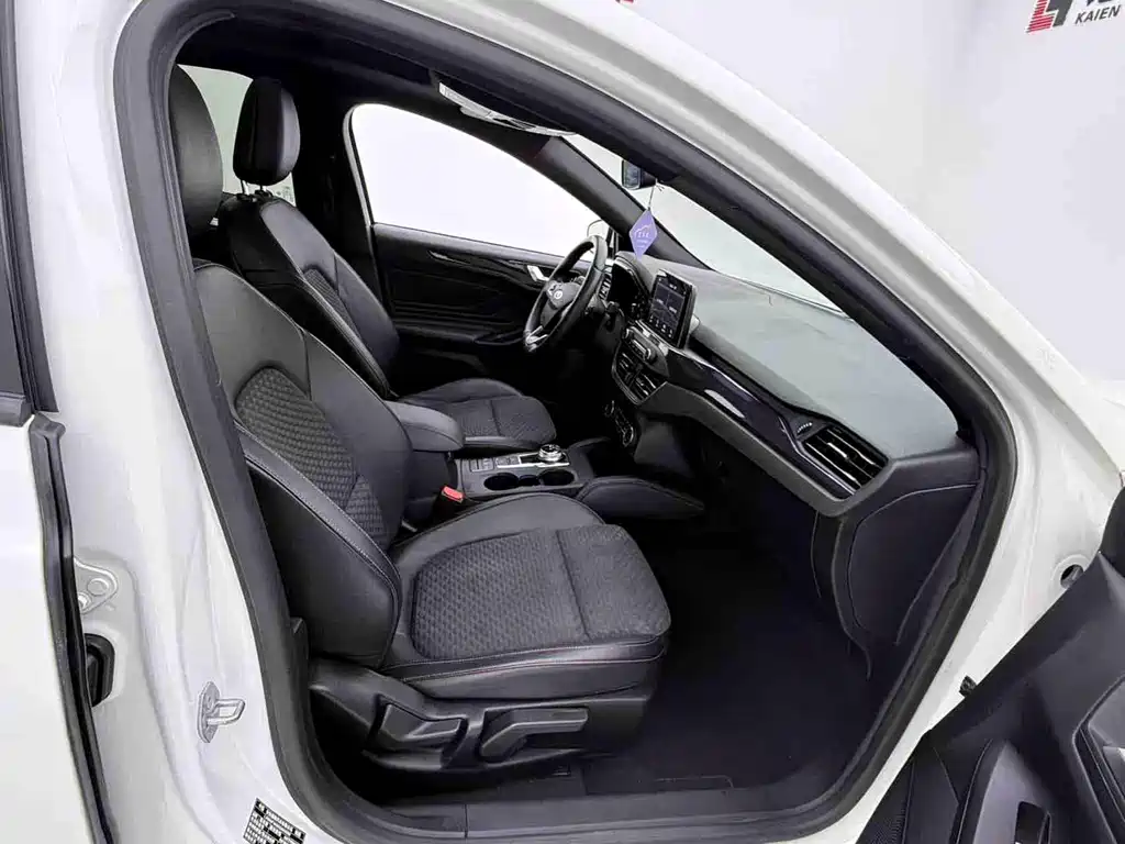 Ford Focus 2020 — фото 19