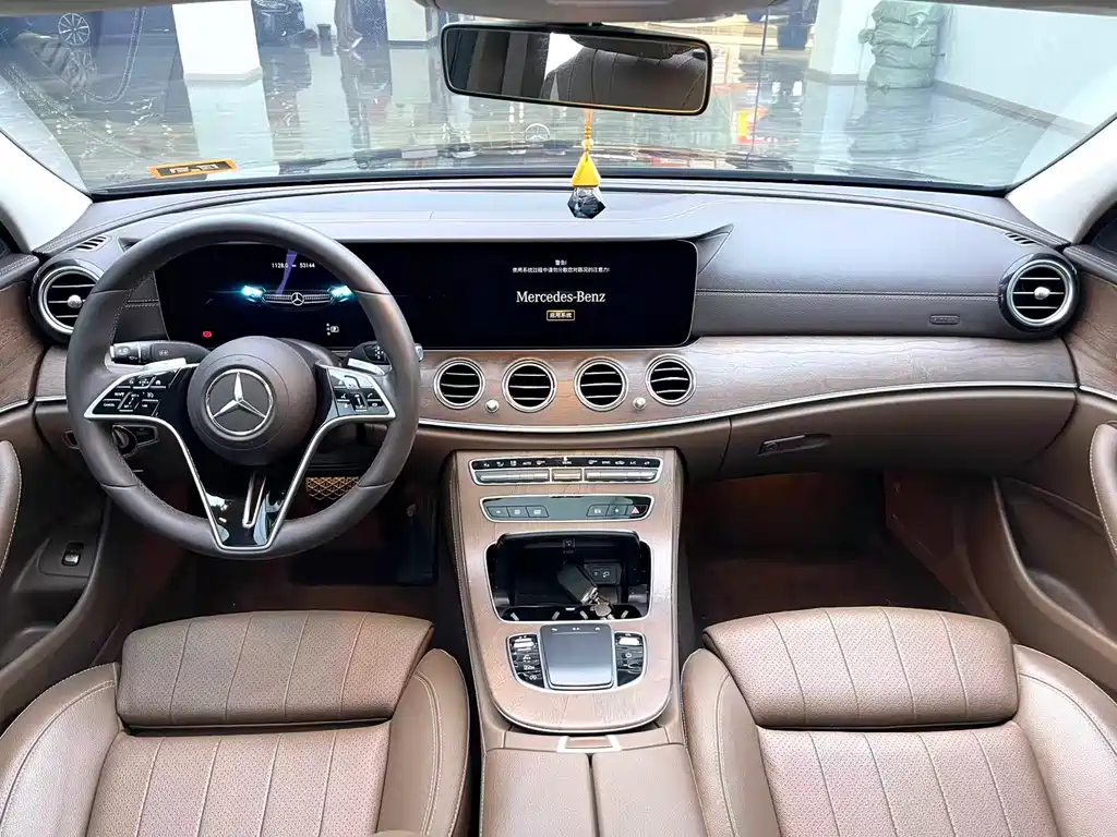 Mercedes-Benz E-Class 2023 — фото 7