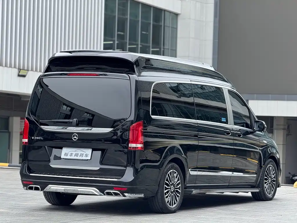 Mercedes-Benz V-Class 2023 — фото 17