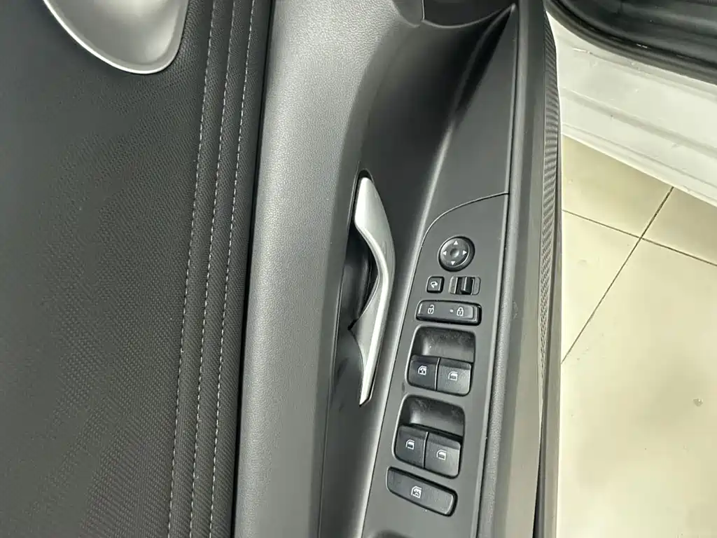 Hyundai Elantra 2023 — фото 12
