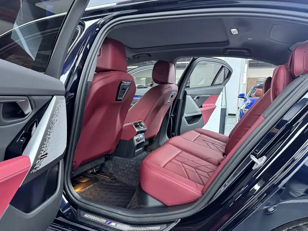 BMW 5 Series 2025 — фото 12
