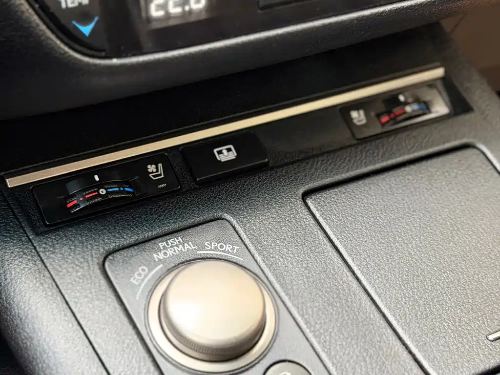 Lexus ES 2014 — фото 16