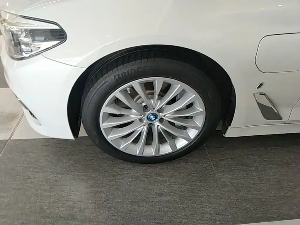 BMW 5 Series New Energy 2019 — фото 23