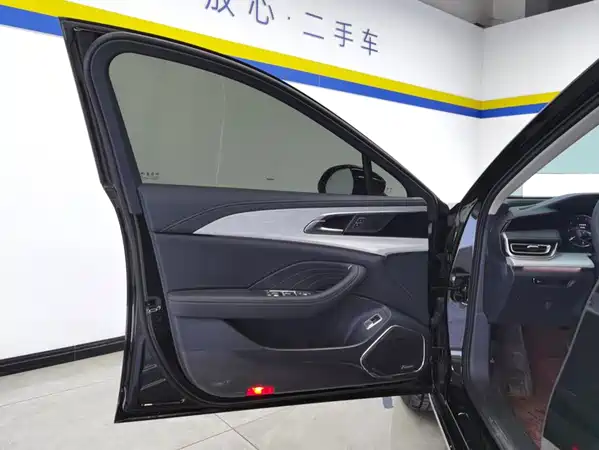 Hongqi H5 2025