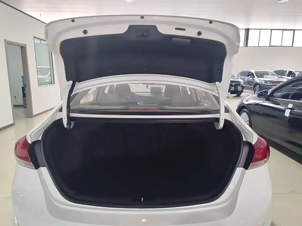 Hyundai Elantra 2019 — фото 19