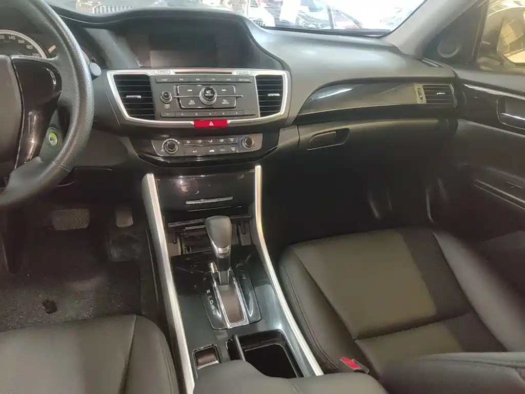 Honda Accord 2017 — фото 13