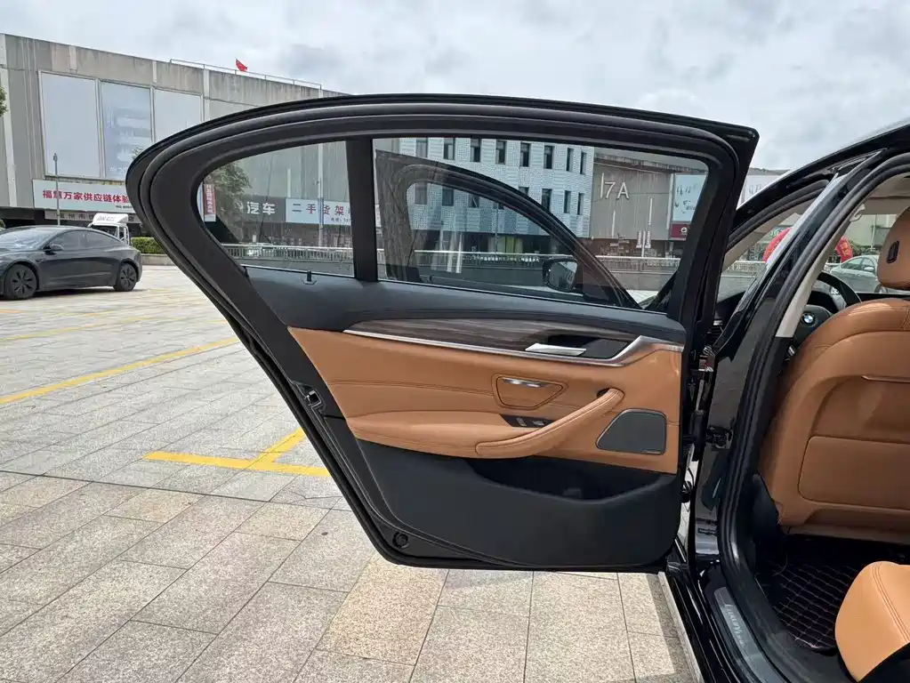 BMW 5 Series 2018 — фото 16