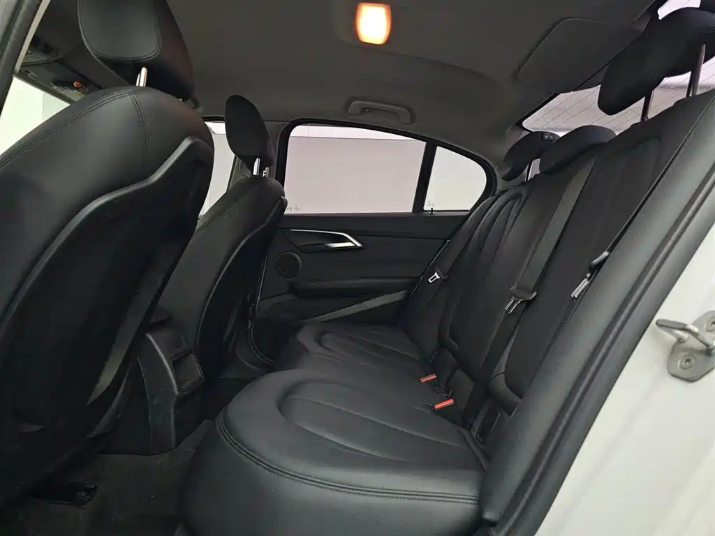 BMW 1 Series 2019 — фото 13