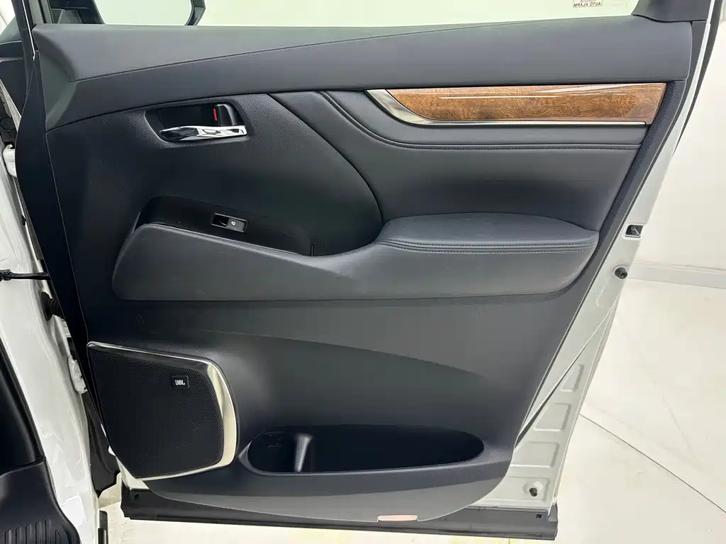 Toyota Alphard 2017 — фото 8