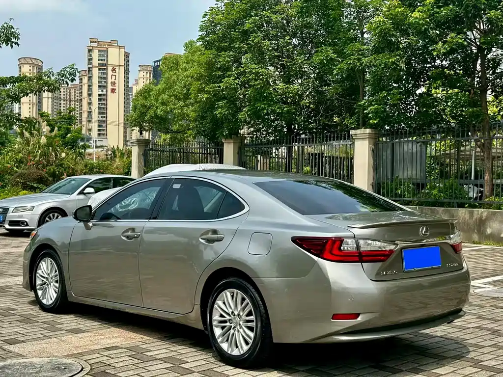 Lexus ES 2017 — фото 9