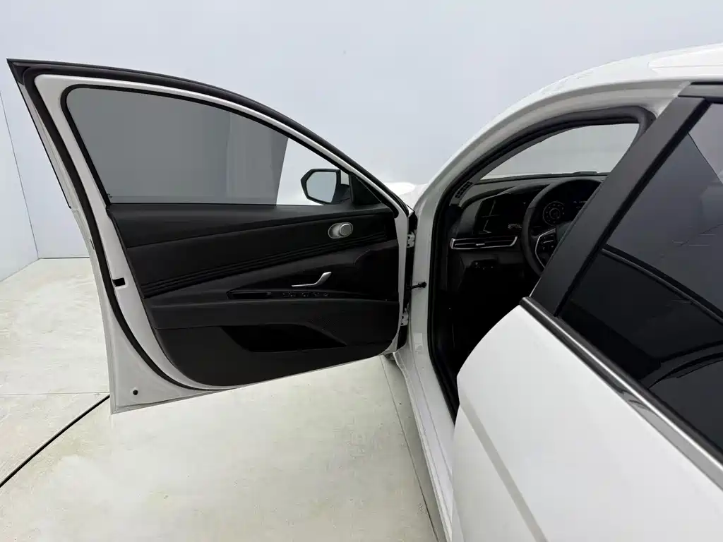 Hyundai Elantra 2022 — фото 11