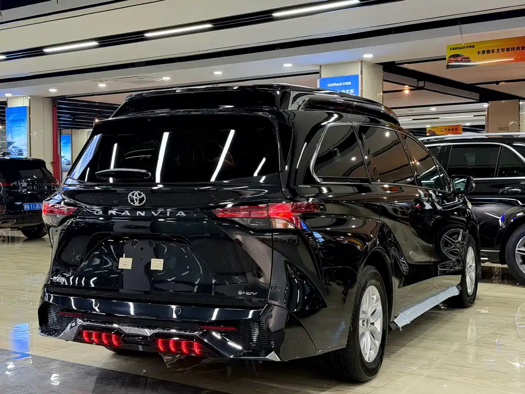 Toyota Granvia — фото 4