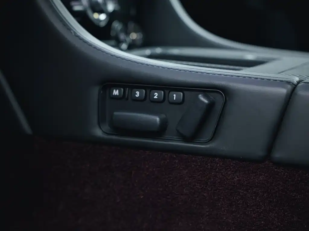 Aston Martin V8 Vantage 2013 — фото 18