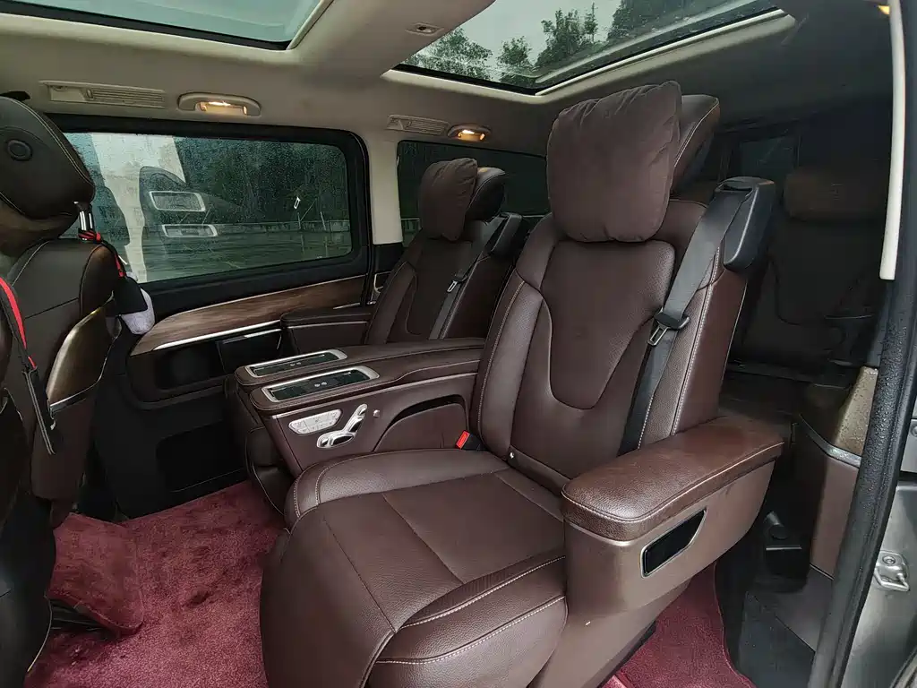 Mercedes-Benz V-Class 2023 — фото 11