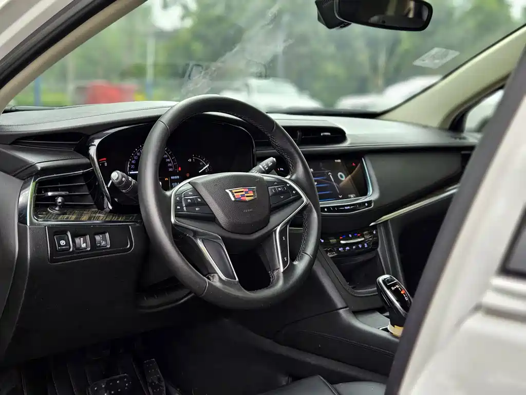 Cadillac XT5 2016 — фото 19