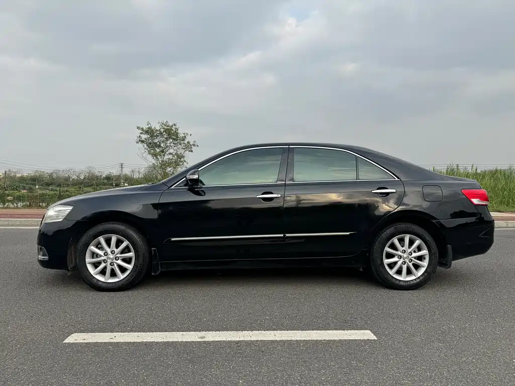 Toyota Camry 2011 — фото 23