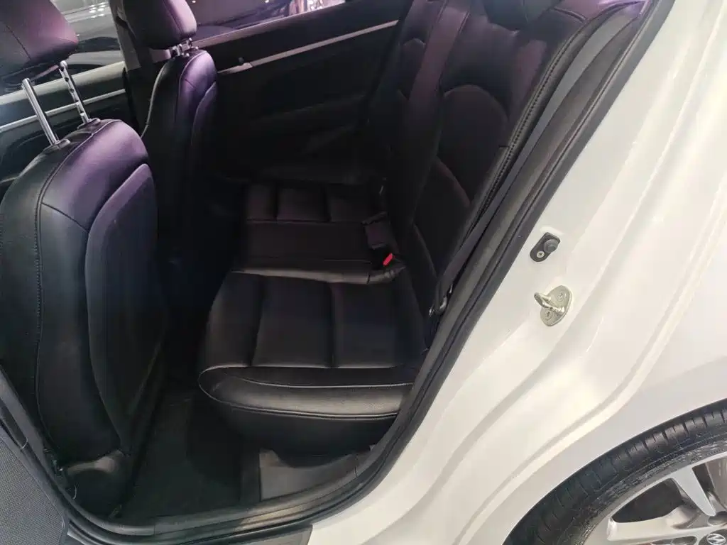 Hyundai Elantra 2018 — фото 15