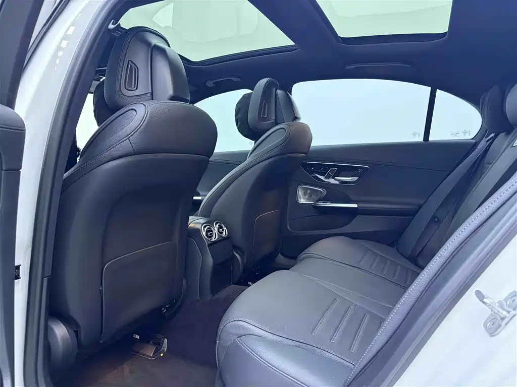 Mercedes-Benz C-Class 2024 — фото 18