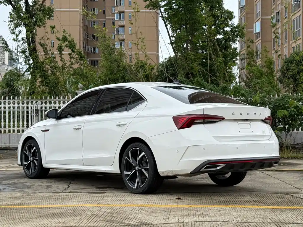 Skoda Octavia 2023 — фото 7