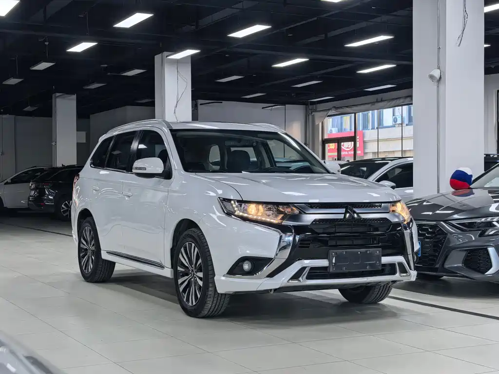 Mitsubishi Outlander 2021 — фото 3