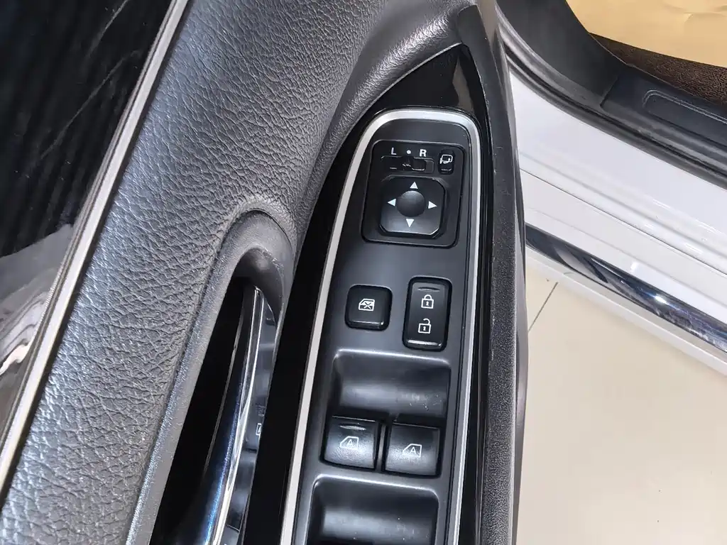 Mitsubishi Outlander 2021 — фото 10