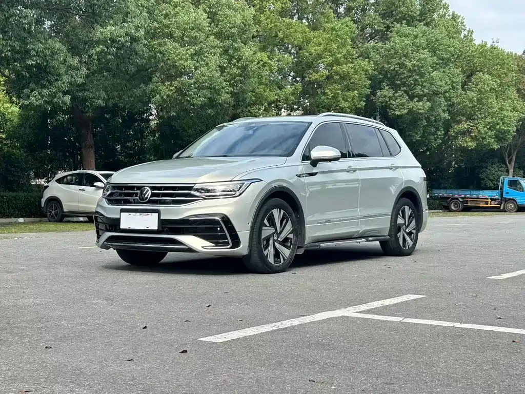 Volkswagen Tiguan L 2022 — фото 1