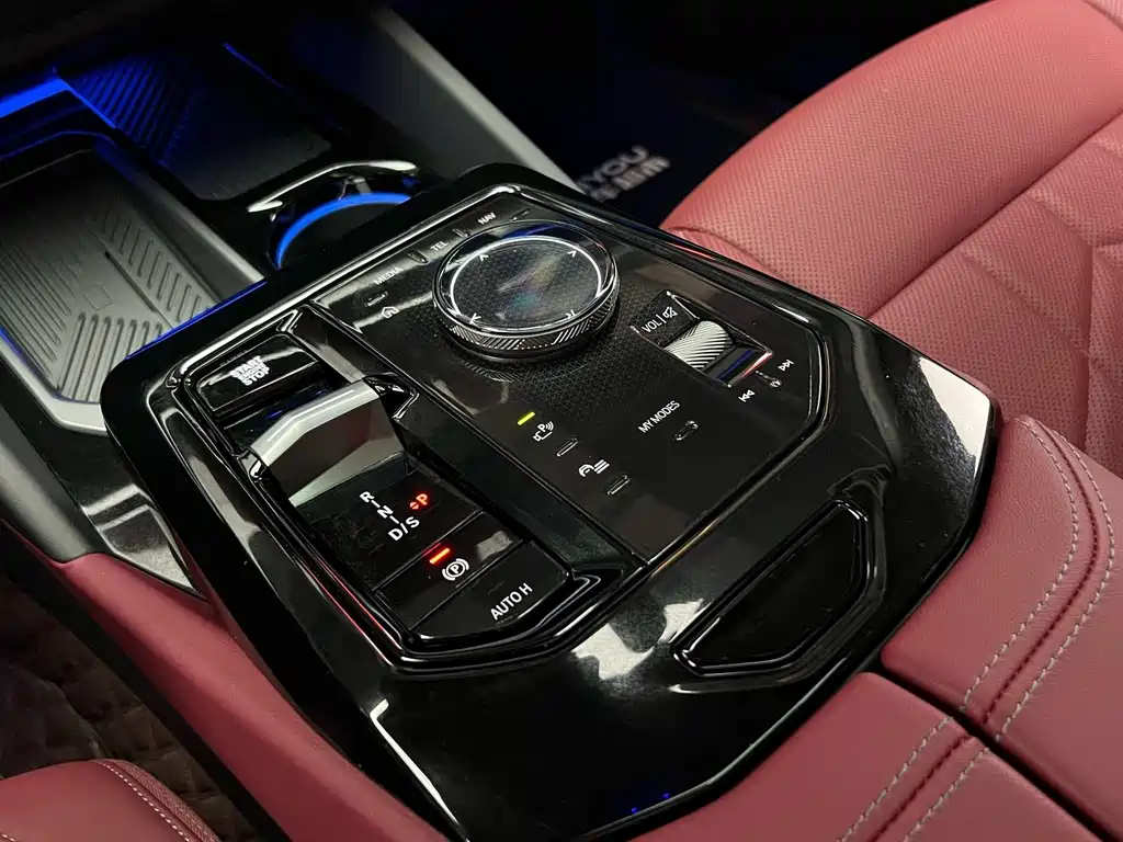 BMW 5 Series 2025 — фото 14