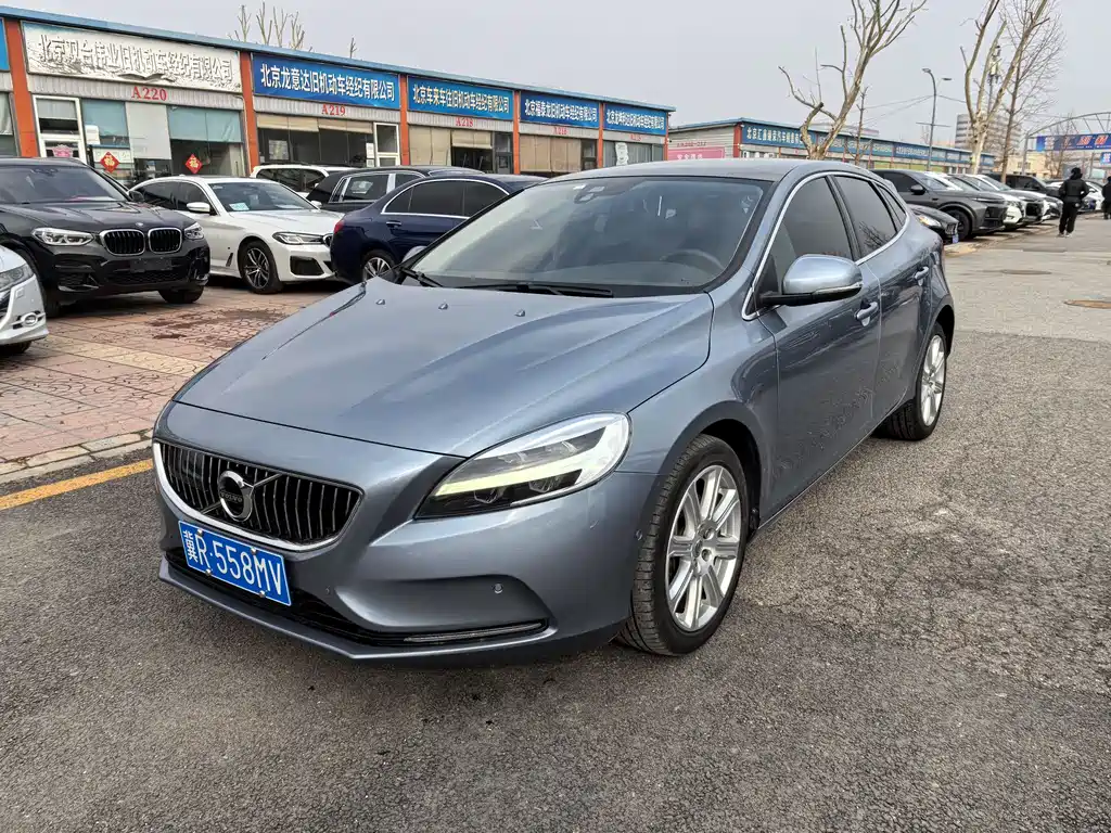 Volvo V40 2018 — фото 1