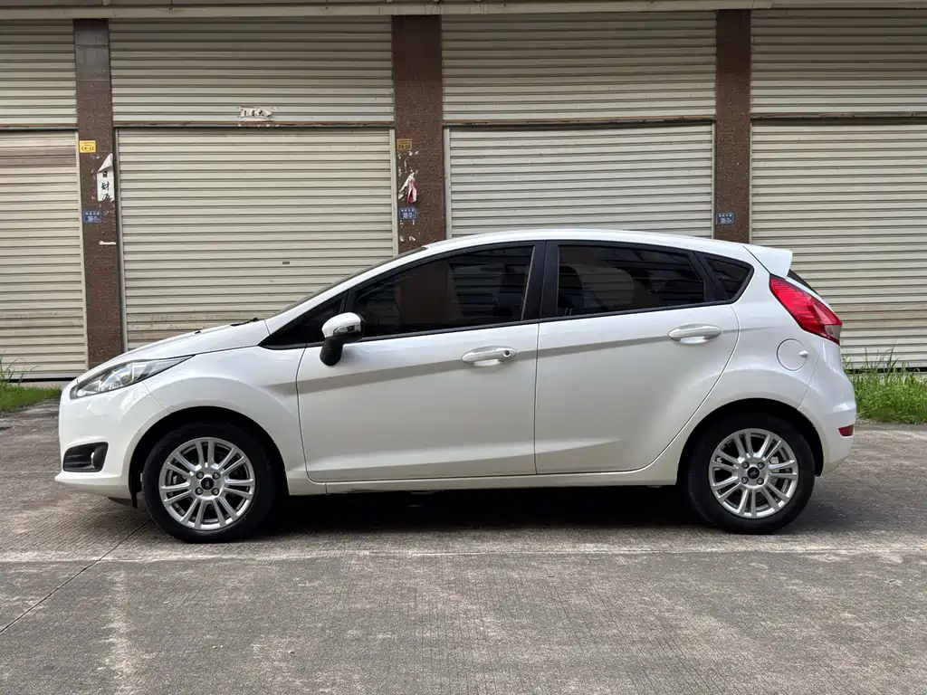 Ford Fiesta 2015 — фото 5