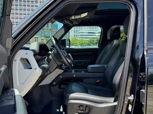 Land Rover Defender 2023
