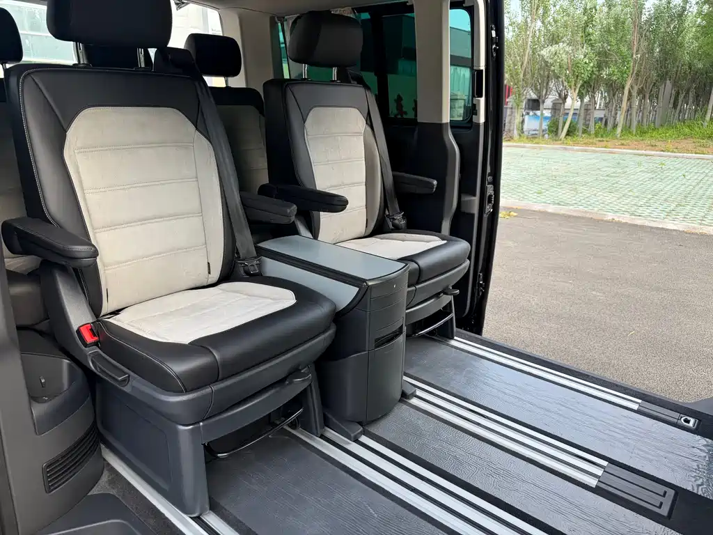 Volkswagen Multivan 2017 — фото 15